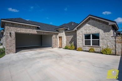 Like-new Bentwood Country Club home featuring 3 bedrooms, 2 - photo 21