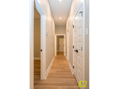 Like-new Bentwood Country Club home featuring 3 bedrooms, 2 - photo 29