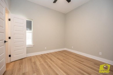 Like-new Bentwood Country Club home featuring 3 bedrooms, 2 - photo 31