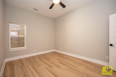 Like-new Bentwood Country Club home featuring 3 bedrooms, 2 - photo 32