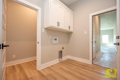 Like-new Bentwood Country Club home featuring 3 bedrooms, 2 - photo 36