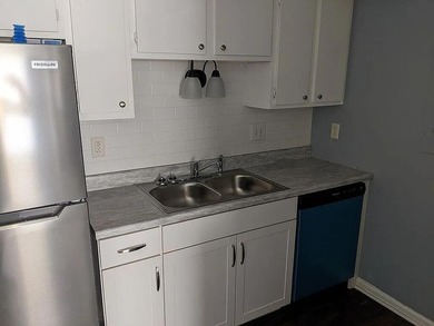 Updated 1BR/1BA Townhome in West AshleyDon't miss this move-in - photo 7