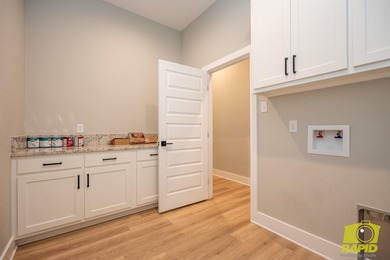 Like-new Bentwood Country Club home featuring 3 bedrooms, 2 - photo 37