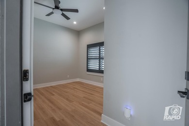 Like-new Bentwood Country Club home featuring 3 bedrooms, 2 - photo 45