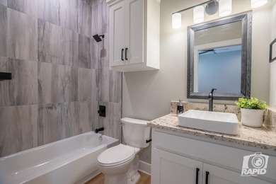 Like-new Bentwood Country Club home featuring 3 bedrooms, 2 - photo 49