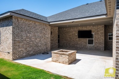 Like-new Bentwood Country Club home featuring 3 bedrooms, 2 - photo 52