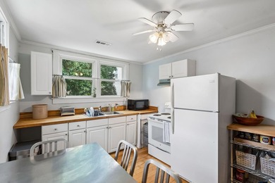 Charming 2 bedroom, 1 bath cottage on a quiet one way street - photo 12
