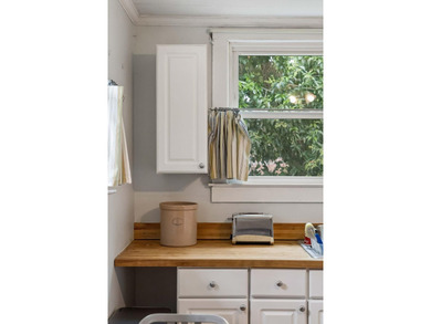 Charming 2 bedroom, 1 bath cottage on a quiet one way street - photo 13