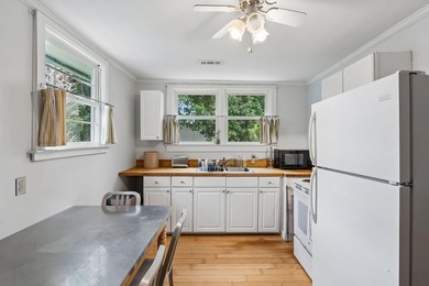 Charming 2 bedroom, 1 bath cottage on a quiet one way street - photo 14