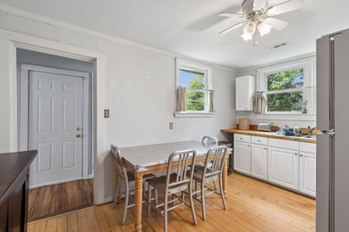 Charming 2 bedroom, 1 bath cottage on a quiet one way street - photo 15