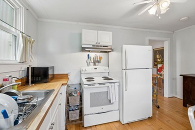 Charming 2 bedroom, 1 bath cottage on a quiet one way street - photo 17