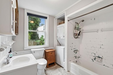Charming 2 bedroom, 1 bath cottage on a quiet one way street - photo 26