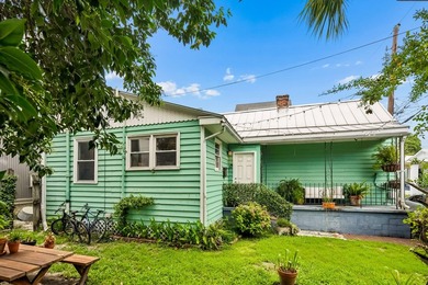 Charming 2 bedroom, 1 bath cottage on a quiet one way street - photo 34
