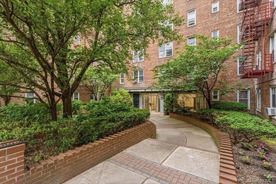 Welcome to this beautifully kept and sun-filled studio apartment - photo 1