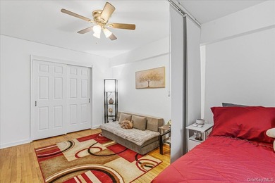 Welcome to this beautifully kept and sun-filled studio apartment - photo 3