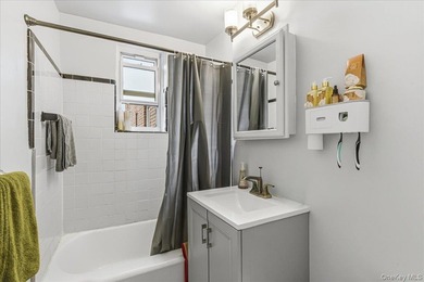 Welcome to this beautifully kept and sun-filled studio apartment - photo 6