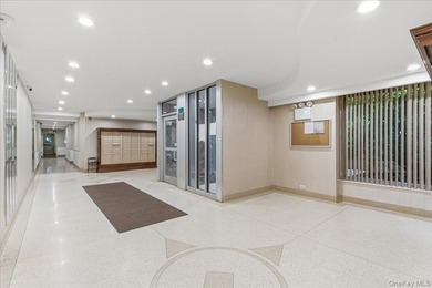 Welcome to this beautifully kept and sun-filled studio apartment - photo 10