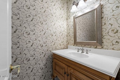 Absolutely stunning, one-owner, impeccably maintained all-brick - photo 34