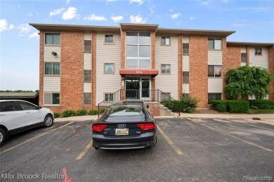 Lake Condo Sale Pending in Bloomfield Hills, Michigan