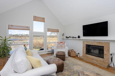 Waterfront living on Almy Pond, just moments from Bailey's Beach - photo 8