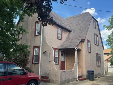 Welcome to 5 York Place in Merrick! Built in 1928, this Lovely 3 - photo 2
