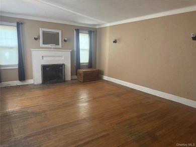 Welcome to 5 York Place in Merrick! Built in 1928, this Lovely 3 - photo 3