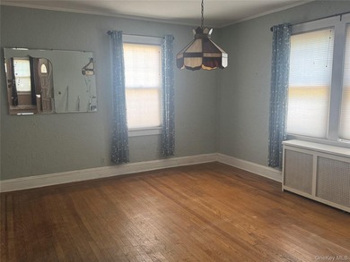 Welcome to 5 York Place in Merrick! Built in 1928, this Lovely 3 - photo 8