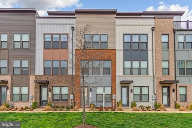 (private lake, pond, coastal) Townhome/Townhouse Active Under Contract in Hyattsville Maryland