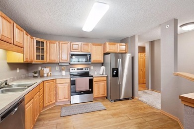 Welcome to effortless 55+ living in this beautifully updated - photo 2