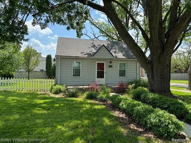 (private lake, pond, creek) Home For Sale in Saint Clair Shores Michigan