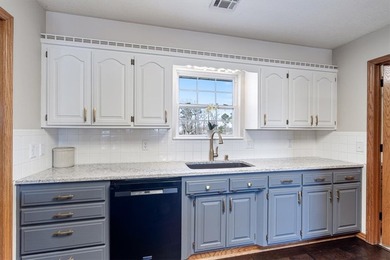Beautifully updated lake area home in picturesque Holiday Island - photo 12