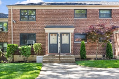 Beautiful 2 Bedroom Upper Unit in Desirable Windsor Oaks. This - photo 1