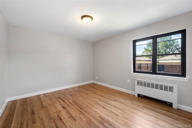 Beautiful 2 Bedroom Upper Unit in Desirable Windsor Oaks. This - photo 2