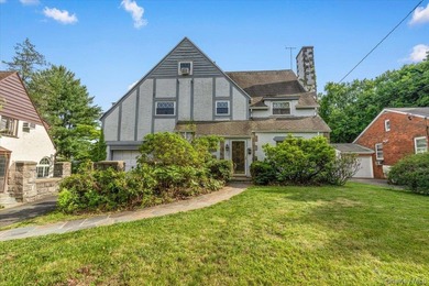 Bring your vision and creativity to this spacious Tudor-style - photo 2