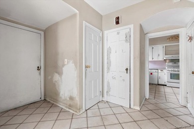 Bring your vision and creativity to this spacious Tudor-style - photo 3