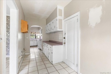 Bring your vision and creativity to this spacious Tudor-style - photo 6