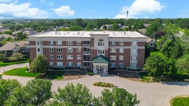 Welcome to this beautifully maintained, move-in-ready 2-bedroom - photo 1