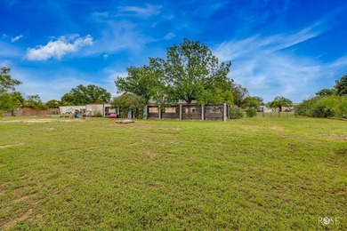 Welcome to 126 Bagpipe Rd, where comfort, character, and space - photo 19
