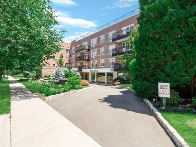 Mint! Corner 2 Bedroom and 2 New Baths. Brand new eat-in kitchen - photo 2