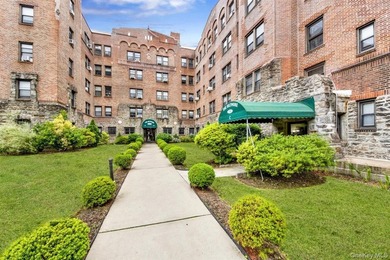 Beautiful Two-Bedroom Gem in the Heart of Pelham Manor! Located - photo 14