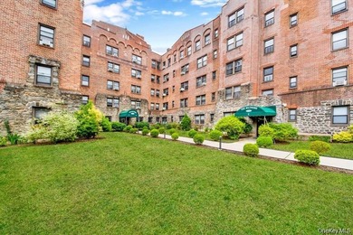 Beautiful Two-Bedroom Gem in the Heart of Pelham Manor! Located - photo 20