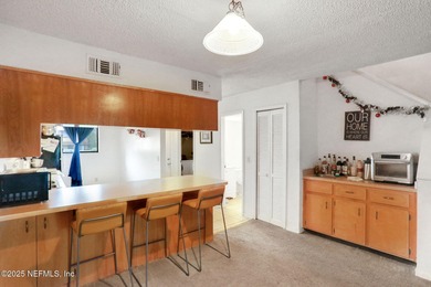 Take a look at this charming 2-bedroom, 2.5-bath townhouse - photo 6