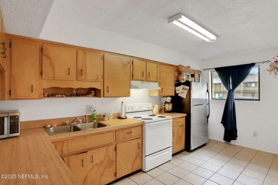 Take a look at this charming 2-bedroom, 2.5-bath townhouse - photo 8