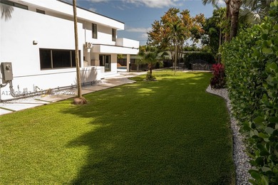 Exquisite modern estate located in the prestigious Village of - photo 10