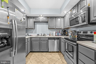 Welcome to 732 Streamside Dr, a beautifully maintained 3-bedroom - photo 10