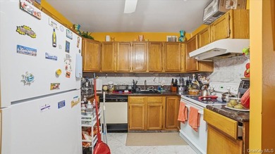 Welcome to this spacious 3-bedroom, 2-bathroom condo located on - photo 8