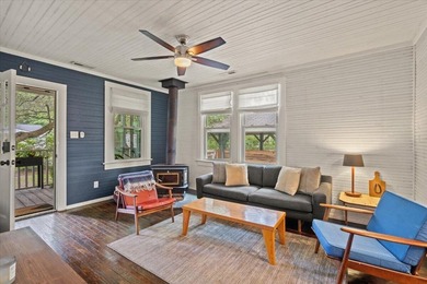 Welcome to this enchanting 2-bedroom, 2-bath cottage, perfectly - photo 11
