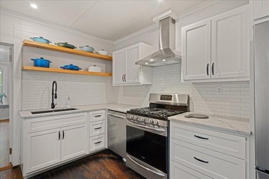 Welcome to this enchanting 2-bedroom, 2-bath cottage, perfectly - photo 17