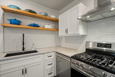 Welcome to this enchanting 2-bedroom, 2-bath cottage, perfectly - photo 21