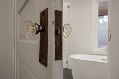 Welcome to this enchanting 2-bedroom, 2-bath cottage, perfectly - photo 27